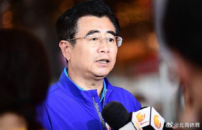 丰满的秘书年轻胸大的秘书