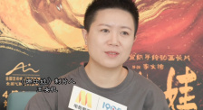 年轻职员品尝